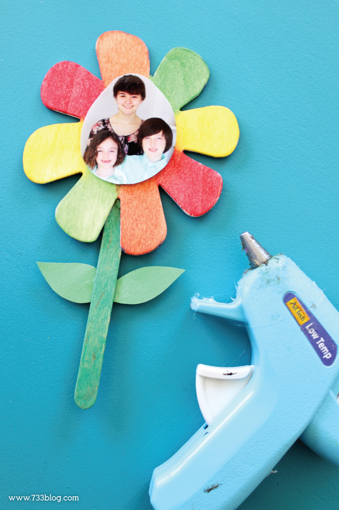 DIY Flower Frame Kids Craft - Makes a great Mother's Day Gift!