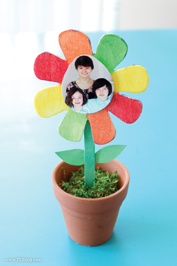 DIY Flower Frame Kids Craft - Makes a great Mother's Day Gift!